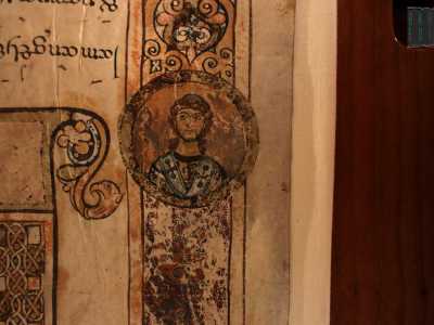 Il testo � in caratteri minuscoli beneventani della tondeggiante variante barese (detta �Bari-type�) ed � racchiuso da due bande ornamentali contenenti medaglioni e busti di santi